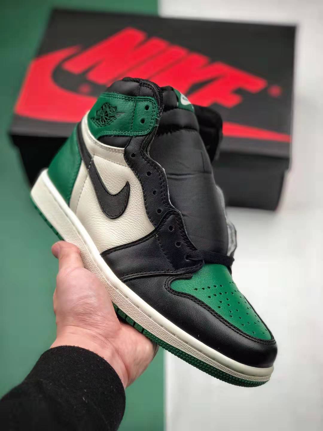 Air Jordan 1 Retro High OG 'Pine Green' 555088-302 - Premium Sneaker with Classic Style