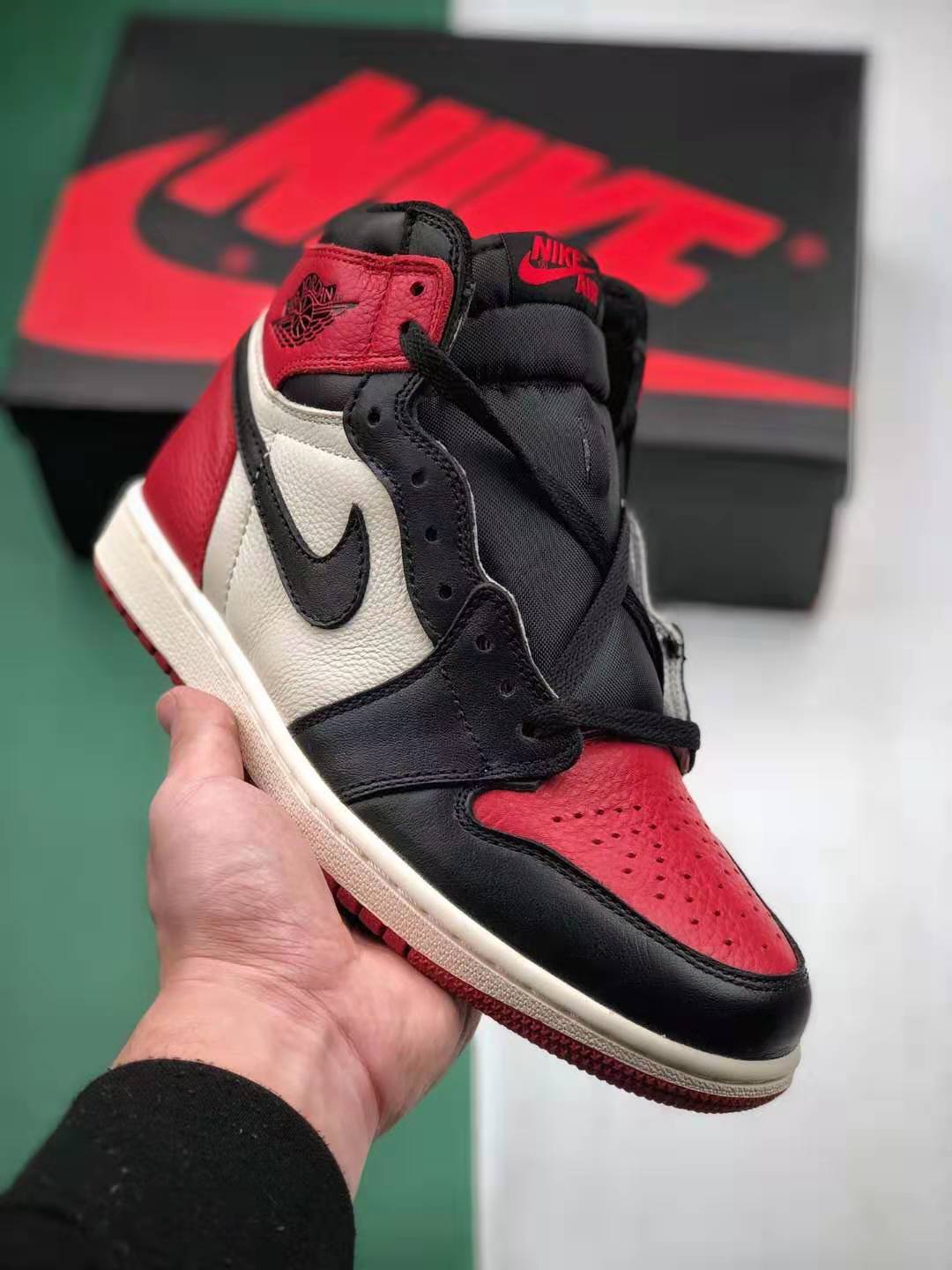 Air Jordan 1 Retro High OG Bred Toe 555088-610: Iconic Design and Classic Colorway