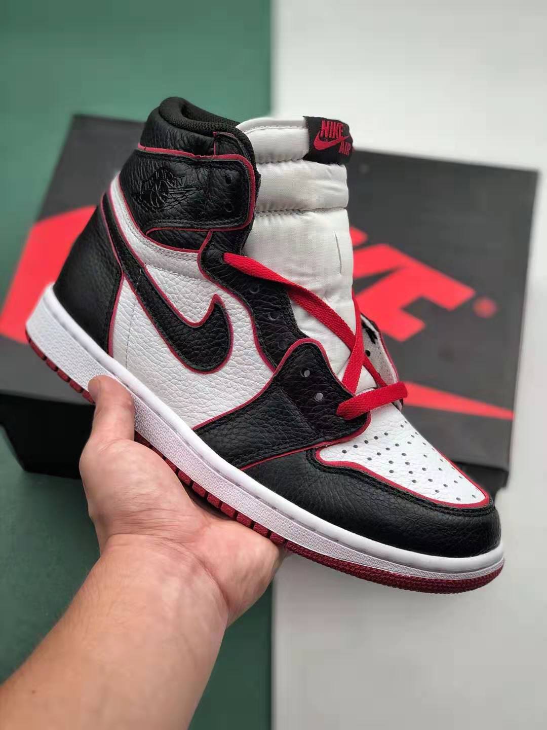 Air Jordan 1 Retro High OG 'Bloodline' 555088-062 - Authentic Classic Shoe for Sneaker Enthusiasts