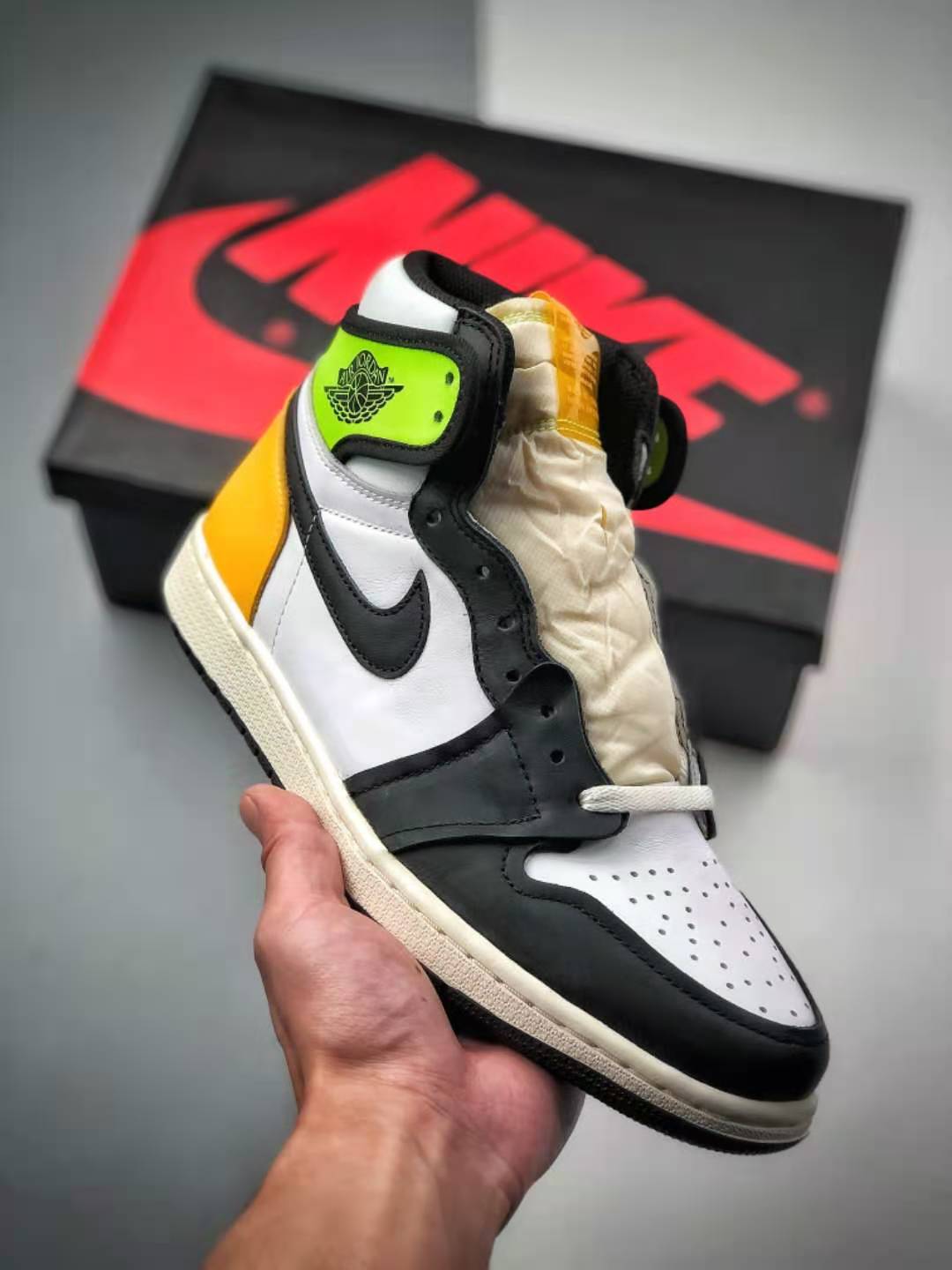 Air Jordan 1 Retro High OG 'Volt Gold' 555088-118 - Stylish & Iconic Sneakers